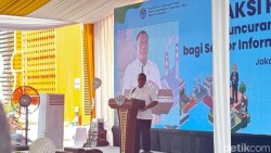 Menteri LH Dorong Istilah Pemulung Diubah Jadi Pekerja Pemilah Sampah