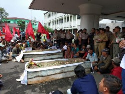 Merasa Tanah Dirampas Perusahaan, Warga Sungai Komering Aksi Kubur Diri