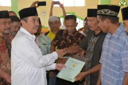 Mewakili Presiden, Gubernur Riau Bagikan 2500 Sertifikat Tanah Masyarakat Koto Kampar Hulu
