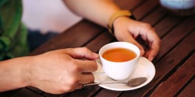 Minum Teh Terlalu Panas Bisa Sebabkan Kanker Tenggorokan?