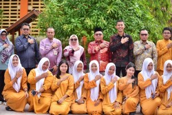 Misharti Serahkan CSR Rp25,5 Juta dari PT Riau Petroleum Mahato untuk Sarana Keagamaan di Kampar