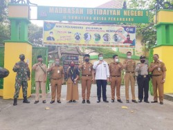 Monitoring MIN 1 Pekanbaru, Camat Ardi Pastikan Sekolah Terapkan Prokes Saat Pembelajaran Tatap Muka
