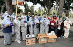 Nakes Turun ke Jalan, 4.000 Masker Gratis Dibagikan di Tengah Kabut Asap