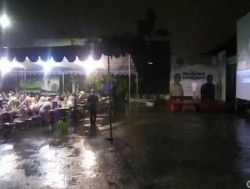 Nobar Debat Capres, Pendukung Prabowo-Sandi Tetap Bertahan Meski Hujan