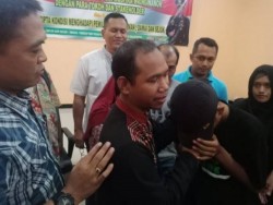 Nur Kalim, Guru Honorer yang Ditantang Murid Bergaji Rp 450 Ribu Per Bulan