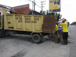 Pasukan Kuning PUPR Pekanbaru Minta Kerjasama Warga Dengan Tidak Buang Sampah Ke Parit