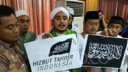 Pemerintah dan Ormas Sepakat Larang Bendera HTI, Ini Beda Bendera HTI Dengan Bendera Tauhid