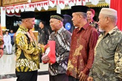 Pemkab Bengkalis Berikan Cenderamata Kepada Pejuang dan Perancang Lambang Kabupaten Bengkalis