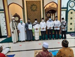 Pemko Pekanbaru Serahkan SK 96 Orang Imam Masjid Paripurna