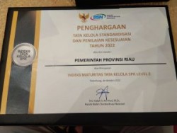 Pemprov Riau Terima Penghargaan Tata Kelola Standarisasi dan Penilaian Kesesuaian 2022