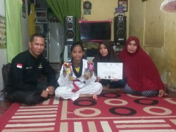 Pendamping PKH Senapelan Kunjungi Anak Peserta PKH Berprestasi di Bidang Olahraga
