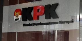 Pendukung Enembe Lempari Gedung KPK dengan Telur Busuk