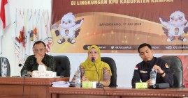 Penguatan Kelembagaan, KPU Hadirkan Alfitra Salam di Bimtek PPK se-Kampar