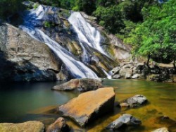 Pengunjung Sulit Capai Air Terjun Tujuh Tingkat