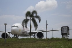 Pesawat F16 Skadron RSN Pekanbaru Paksa Boeing B777 Milik Ethiopian Air Mendarat