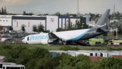 Pesawat Kargo Amazon Tergelincir di Bandara Miami, Tabrak Kendaraan hingga Terbakar