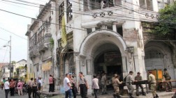 Petugas Temukan Ular saat Pembersihan Gedung Warenhuis Medan