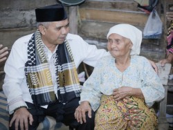 Pj. Bupati Kampar Sambangi Masyarakat Kurang Mampu Di Kelurahan Batu Bersurat