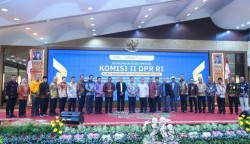 Pj. Sekda Kampar Hadiri Kunjungan Spesifik Komisi II DPR RI untuk Pengawasan BUMD dan Bank Lokal