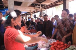 Pj Walikota Dampingi Wamendag Pantau Sembako di Kota Pekanbaru