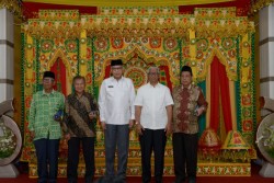 Plt Gubernur Aceh Serahkan SK Tiga Plt Ketua Lembaga Keistimewaan Aceh