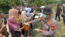 Polda Riau Periksa Kesehatan Warga Kerumutan yang Terdampak Asap Karhutla