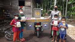 Polisi di Meranti Sulap Motor Dinas Jadi Perpustakaan Keliling, Upaya Dekat Dengan Masyarakat