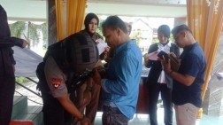 Polisi Kawal Ketat Pelantikan Anggota DPRK Aceh Jaya,Undangan Diperiksa Pakai Metal Detektor