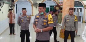 Polresta Pekanbaru Serahkan Paket Sembako ke Masjid Paripurna Kampung Baru