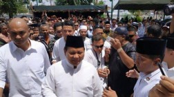 Prabowo Laksanakan Salat Jumat di Masjid Agung Semarang