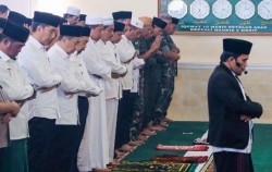 Presiden Jokowi Turut Ikuti Shalat Istisqa di Pekanbaru