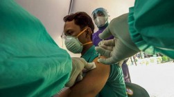 Relawan Uji Klinis: Suntikan Vaksin Covid-19 Bikin Pegal