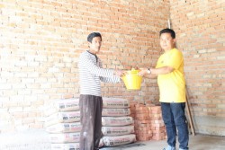 Repol Bantu Bangun Kembali Rumah Warga Palung Raya Yang di Hantam Puting Beliung