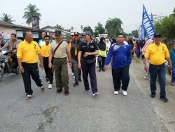 Ribuan Warga Meriahkan Gerak Jalan Santai HUT ke 2 Kelurahan Sialang Rampai