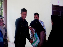 Ribuan Warga Terima Bantuan Beras, Bupati Ahmad Yuzar Tegaskan Negara Hadir untuk Masyarakat