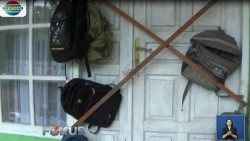 Ruang Sekolah Disegel, Siswa SD di Padang Pariaman Belajar di Teras Beralaskan Karung