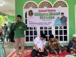 Rumah Sosial HB Gelar Khitan Massal di Rumah Orang Tua Habiburahman