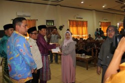 Rusidi Daulat Sukiman Serahkan Santunan Pengawas Pemilu yang Gugur di Rohul