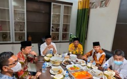 Sambil Makan Durian, Bupati M. Adil Curhat ke Syahrul Aidi Terkait Kondisi Kepulauan Meranti