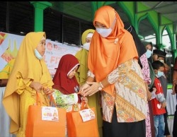 Sambut Lebaran, Arnita Sari Berikan Bingkisan untuk Anak Yatim di Pekanbaru