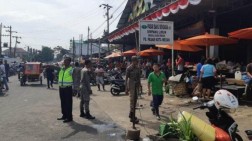 Satpol PP dan Polisi Tertibkan Pedagang di Simpang Jalan Seksama, Jalan Makin Lebar