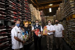 Satu Juta Kepala Keluarga di Jakarta Terima Bansos Dalam Bentuk Beras Premium