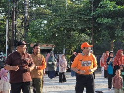Senam bersama DPC PKS Tuah Madani, Hendry Munief Ajak Warga Jaga Kesehatan Keluarga