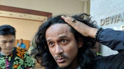 Seorang Wartawan Kena Lemparan Batu saat Liput Aksi Demo Tolak RUU di DPRD Sumut