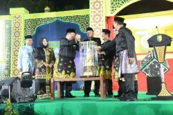 Serahkan Piala Bergilir MTQ ke-44 Riau, Bupati Kasmarni Titip Harapan Besar kepada Kafilah Bengkalis