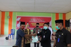 Serahkan Sertifikat Tanah Program Tora 2020, Sekda Rohul: Jangan Dijual!