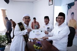 Serahkan Syahadah kepada Santri dan Pengasuh Maqari, Gubri Syamsuar: Jagalah Amanah Ini