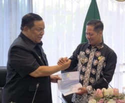 SF Hariyanto Serahkan SK Penunjukan Plt Bupati Kuansing ke Muklisin