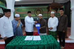 Shalat Bersama Pejuang Subuh, Bupati Siak Alfedri Serahkan Mobil Operasional
