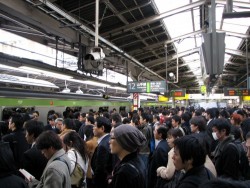 Siasat Kurangi Keramaian, Tokyo Metro Tawarkan Makanan Gratis